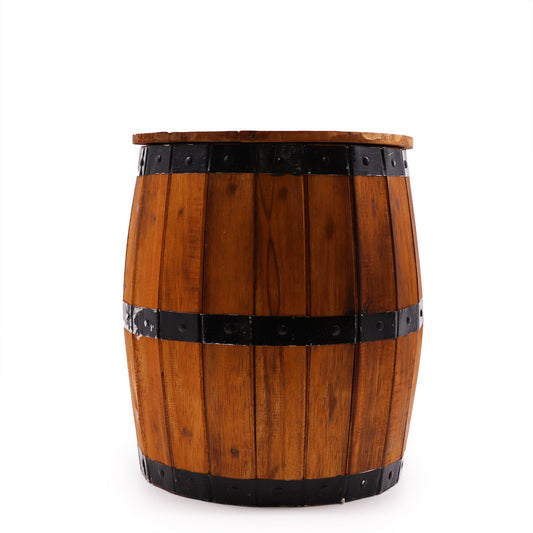 Ein runder Holzhocker im Bierfass-Design mit schwarzen Metallreifen.