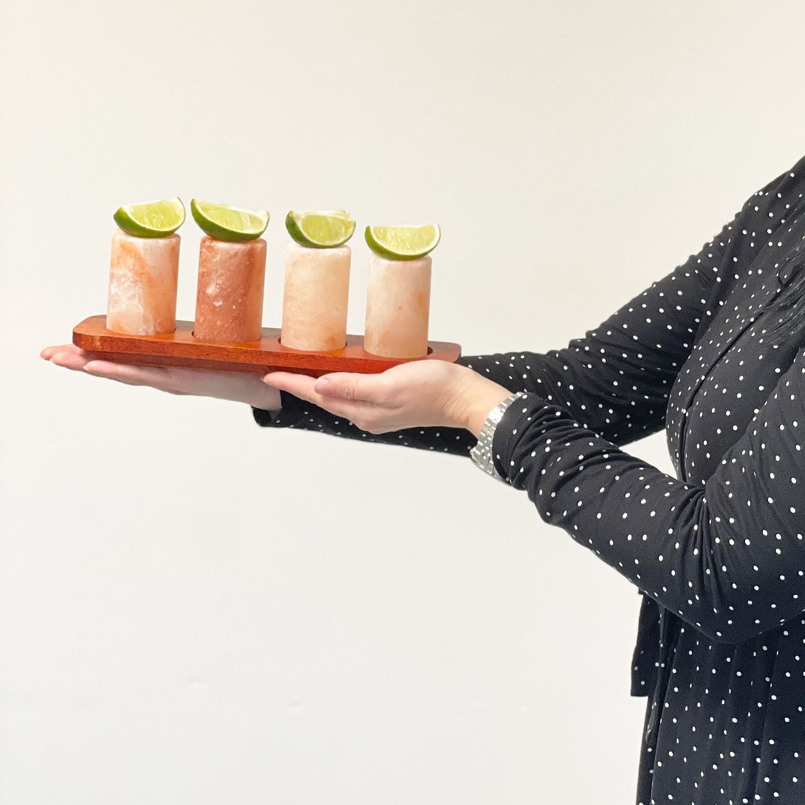Shotgläser-Set aus Himalaya-Salz mit Holzständer.