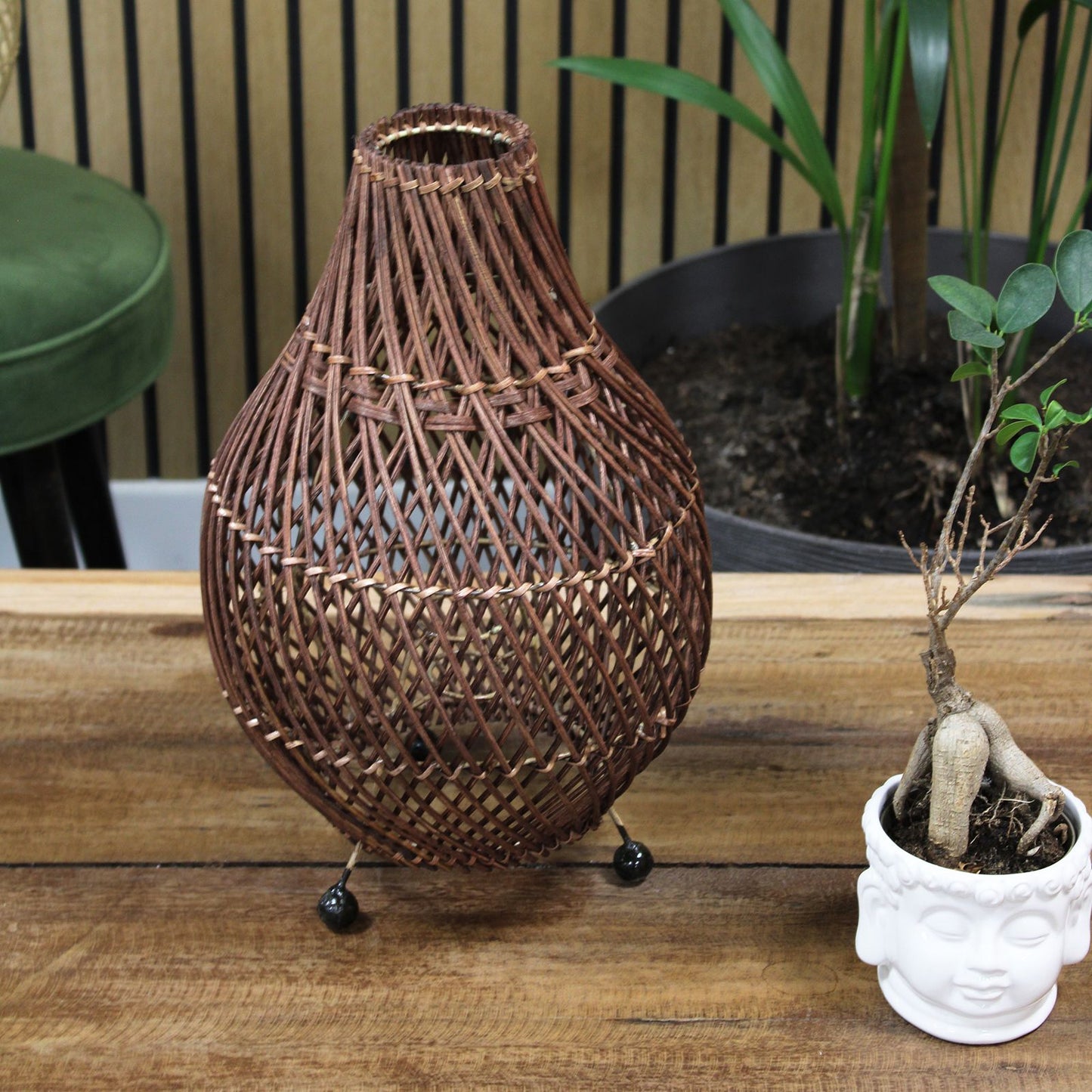 Handgefertigte Rattan-Tischlampe mit natürlichem Look.