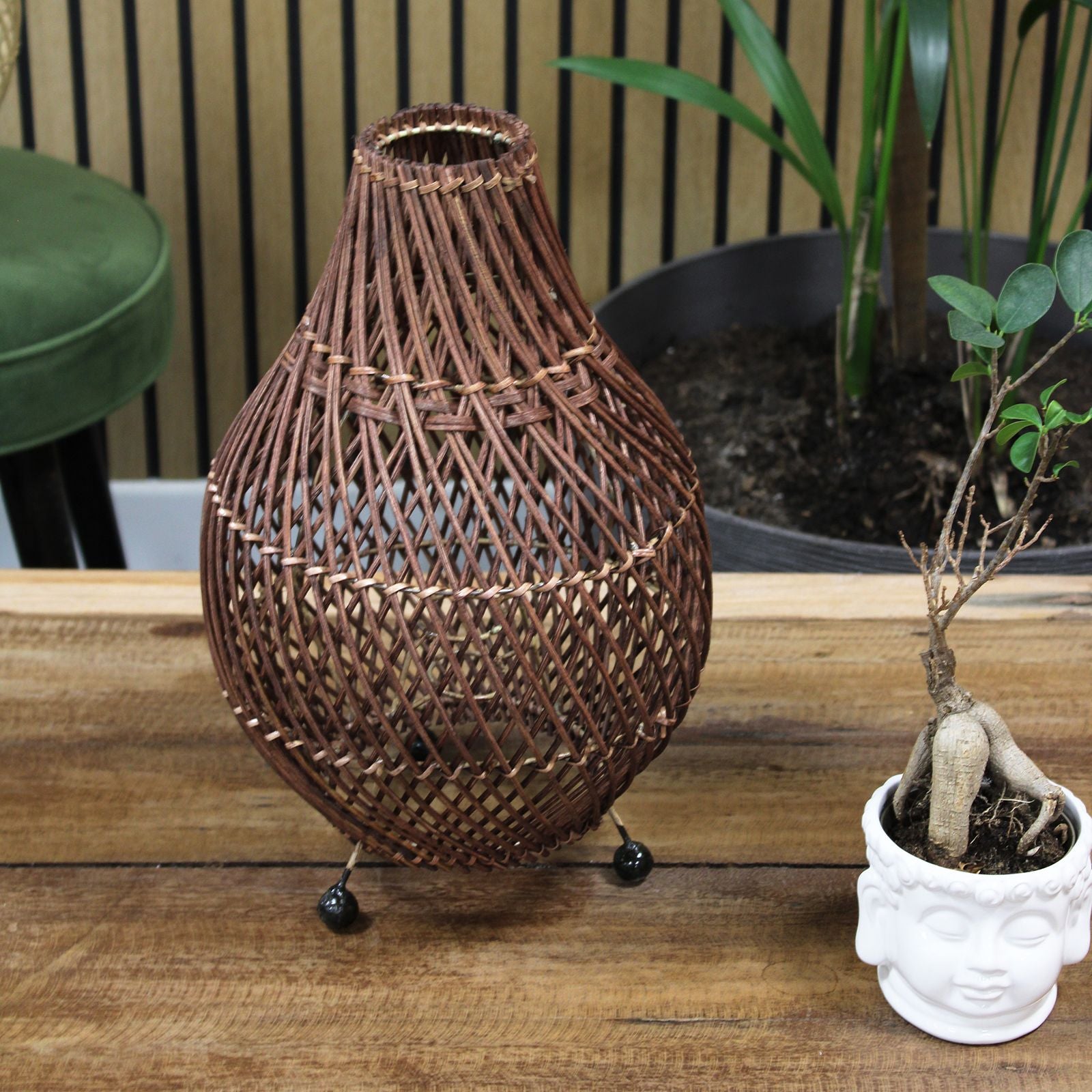 Handgefertigte Rattan-Tischlampe mit natürlichem Look.