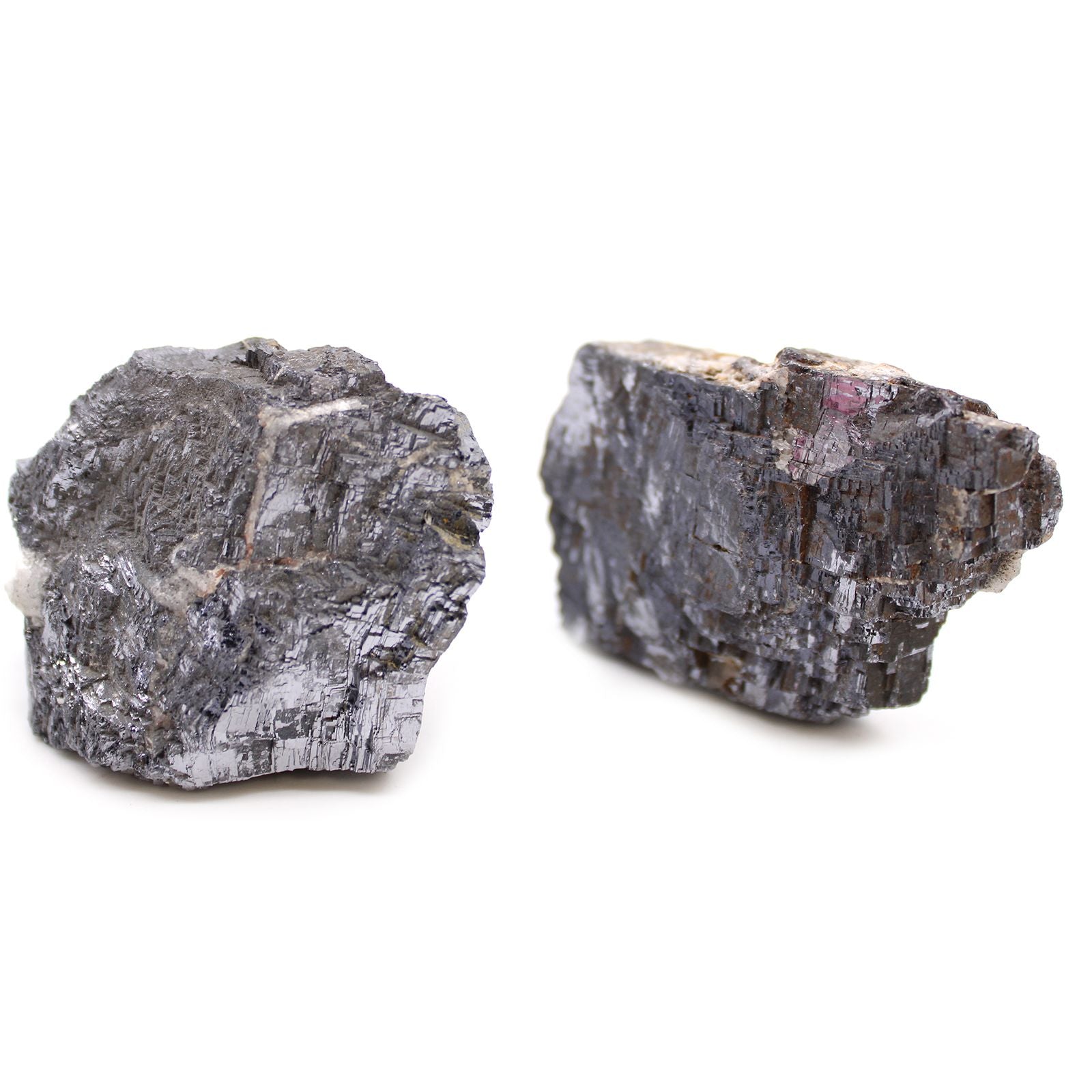 Zwei rohe Galena-Mineralien mit metallischem Glanz und kubischer Kristallstruktur.