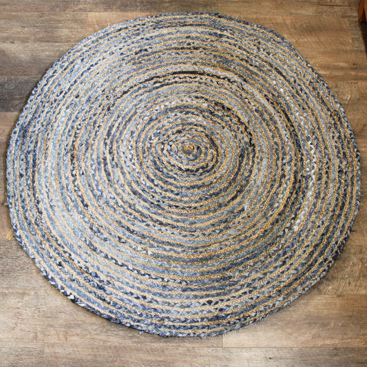 Runder Jute- und recycelter Denim-Teppich mit spiralförmigem Muster.