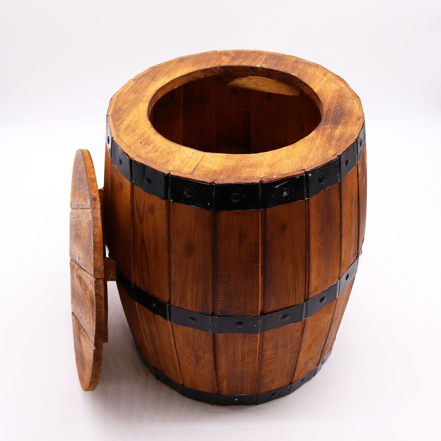 Ein runder Holzhocker im Bierfass-Design mit offenem Deckel und einer seitlichen Klappe.
