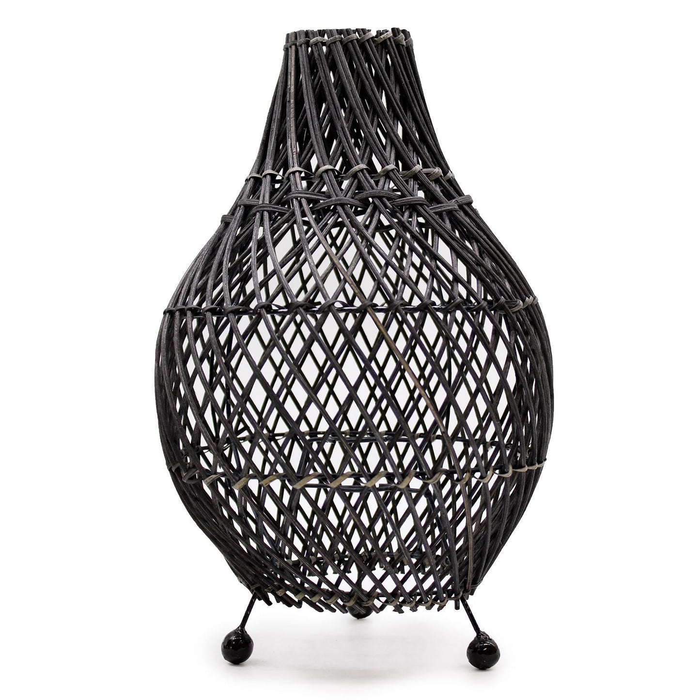 Handgefertigte Rattan-Tischlampe mit kugelförmigem Fuß.