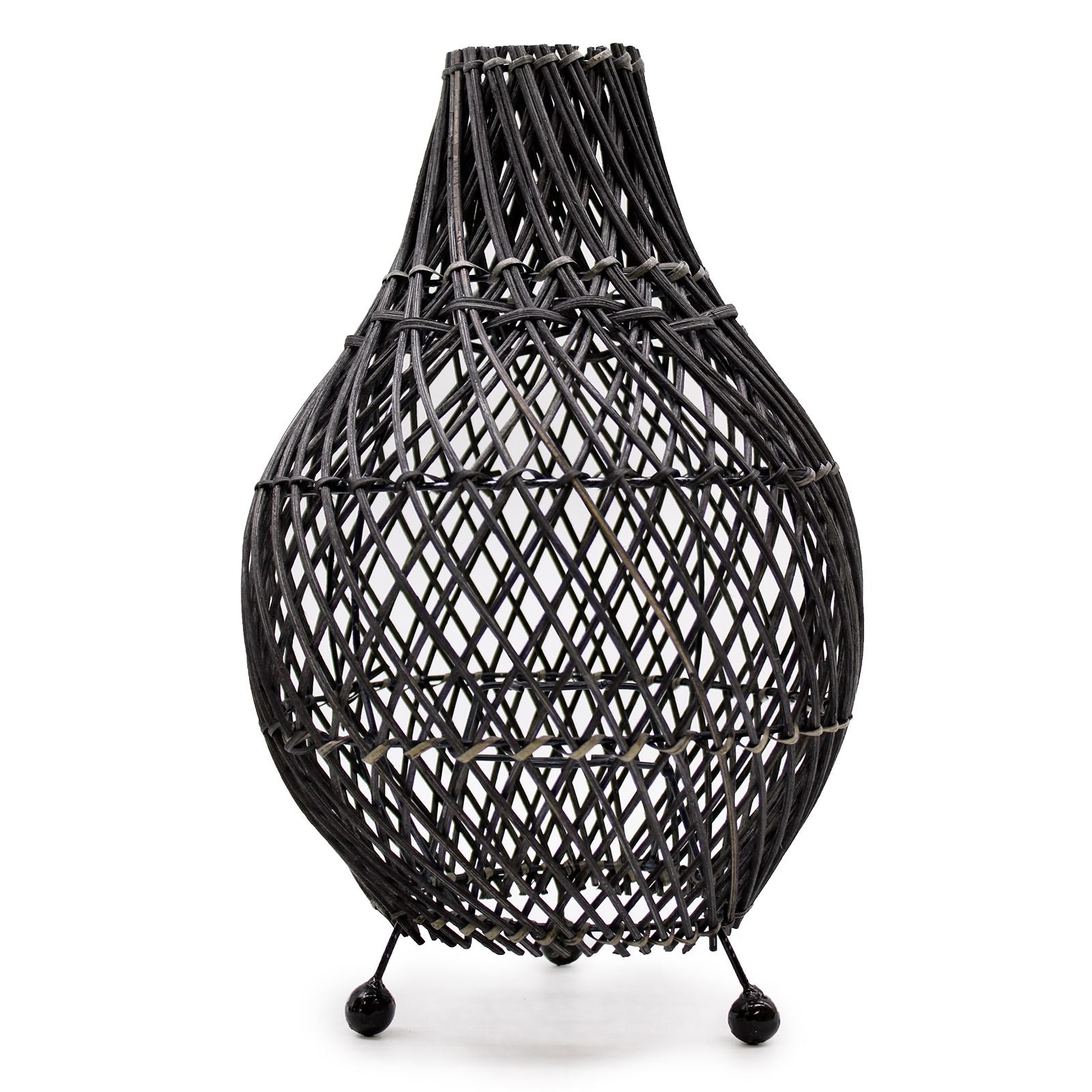 Handgefertigte Rattan-Tischlampe mit kugelförmigem Fuß.