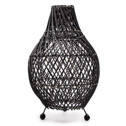 Handgefertigte Rattan-Tischlampe mit kugelförmigem Fuß.