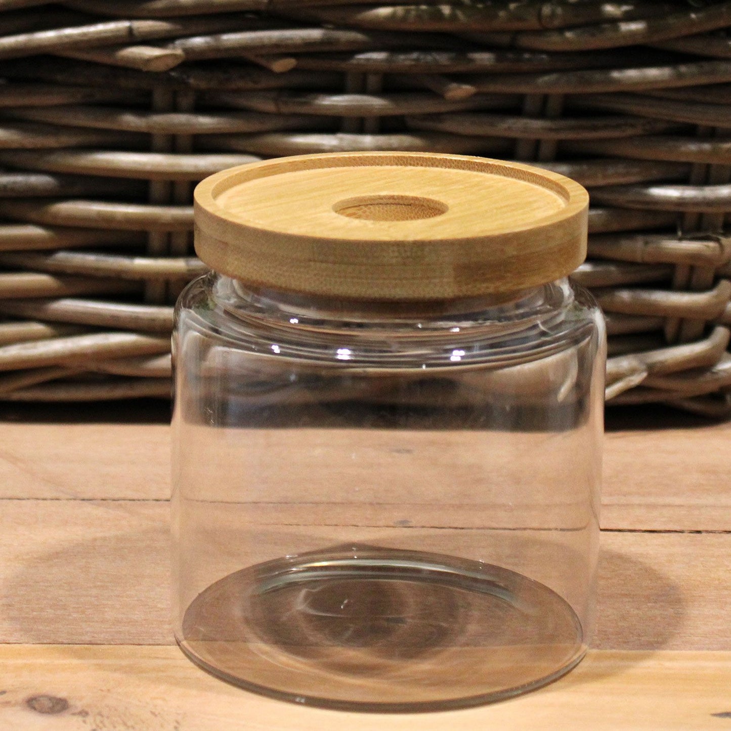 Vorratsglas aus Glas mit rundem Bambusdeckel.