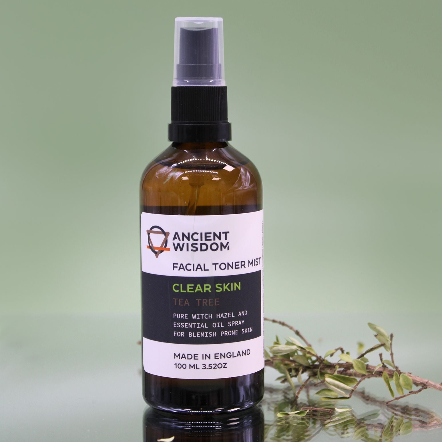 Gesichtstoner mit Hamamelis und Teebaumöl in einer braunen Sprühflasche.