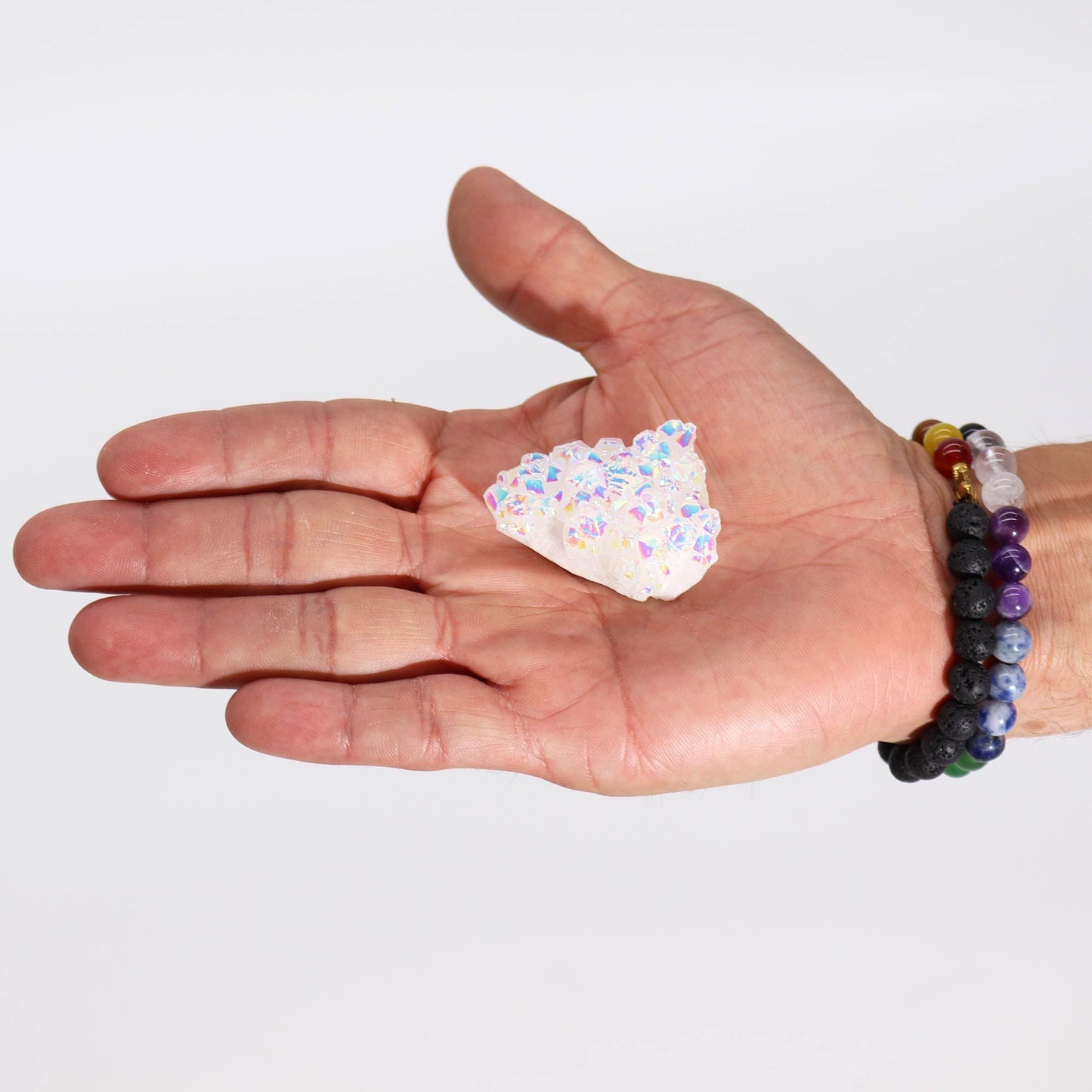 Natürlicher Angel Aura Quarz Cluster in einer Hand gehalten.
