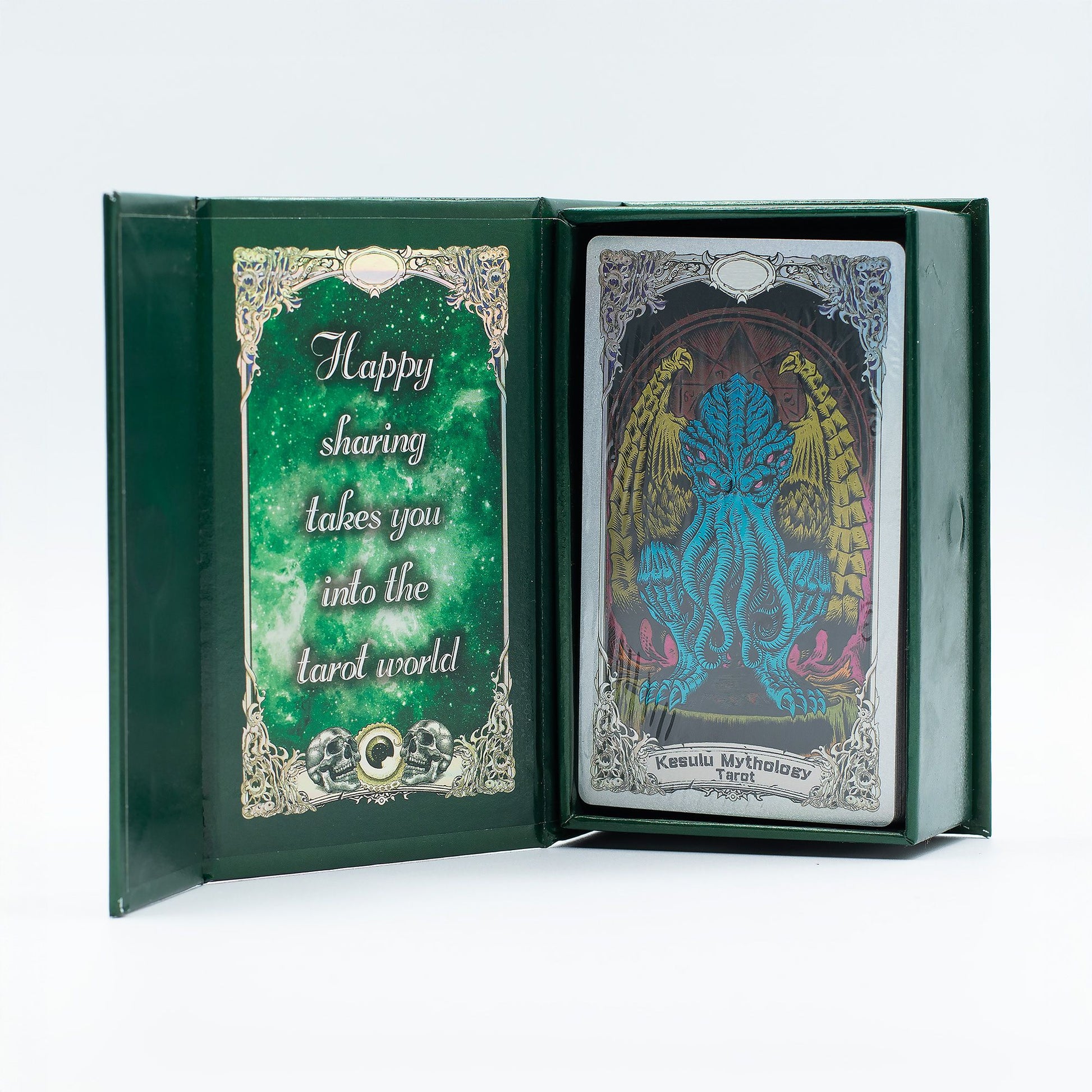 Ein Tarotkarten-Set in einer grünen Box mit einer Karte, die ein blaues Wesen zeigt.