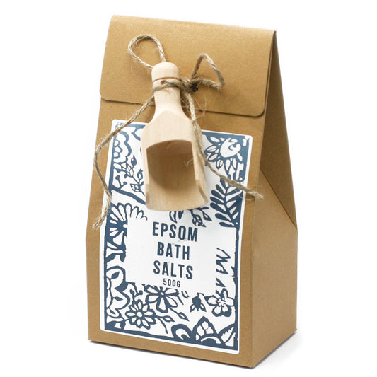 Reines Epsom-Badesalz 500g in brauner Papiertüte mit Holzlöffel.