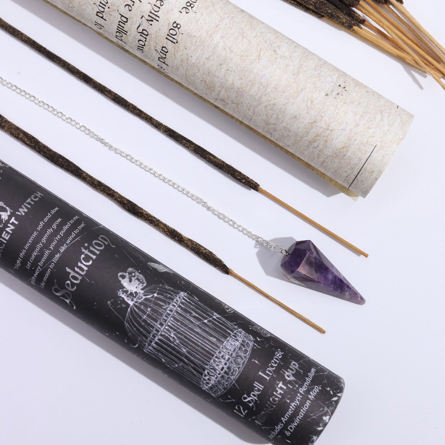Räucherstäbchen und ein Amethyst-Pendel für Rituale.