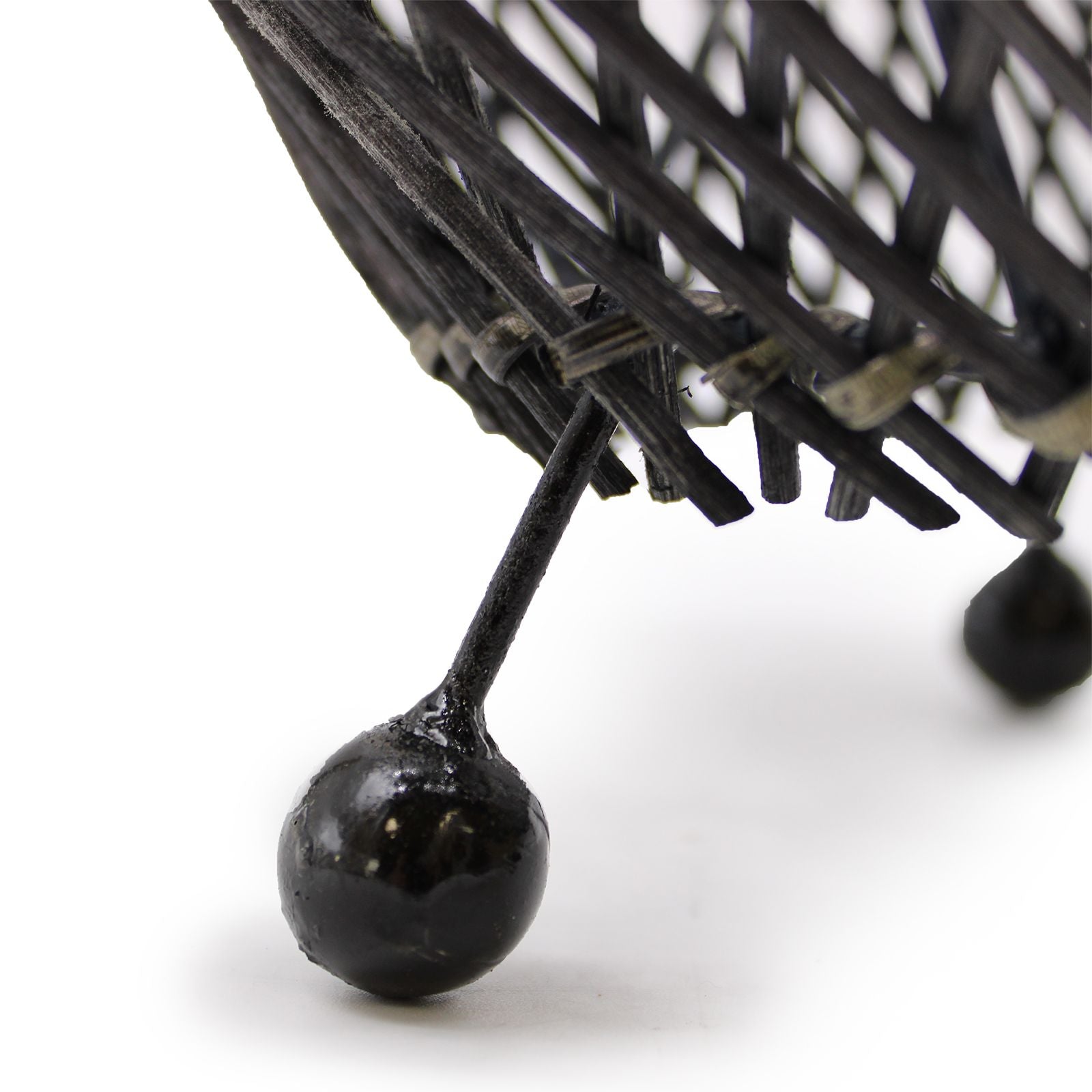 Handgefertigte Rattan-Tischlampe mit kugelförmigem Fuß.