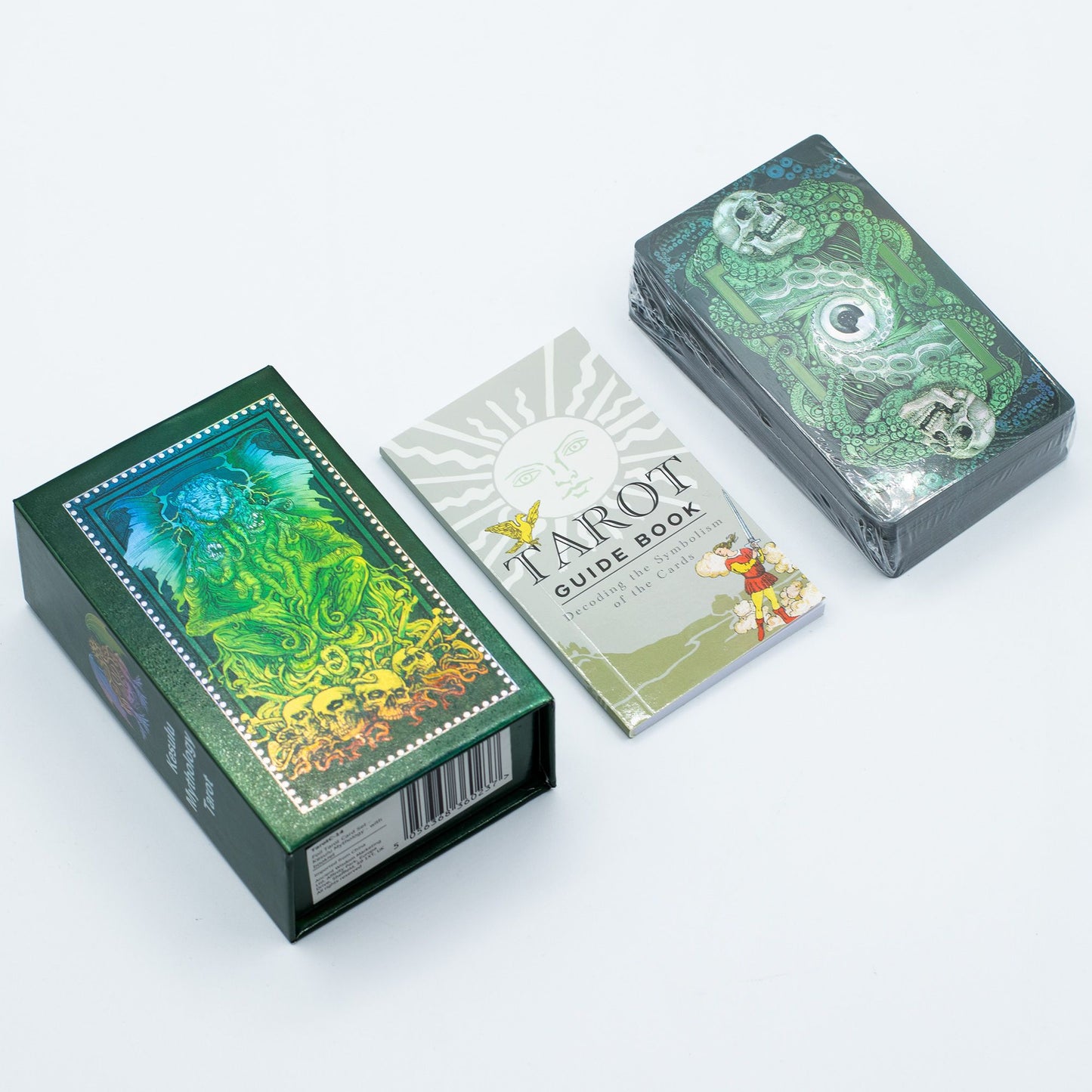 Tarotkarten-Set „Kesulu Mythology” in tiefgrün mit metallischen Akzenten und Begleitbuch.