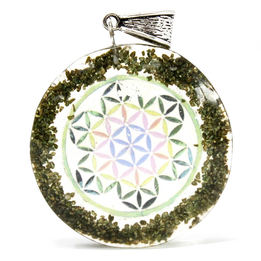 Orgonitanhänger mit Mandala-Muster und grünen Steinchen.