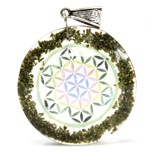 Orgonitanhänger mit Mandala-Muster und grünen Steinchen.