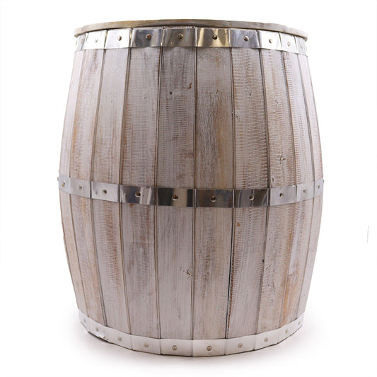 Bierfass-Tisch mit Whitewash-Finish und Metallakzenten.