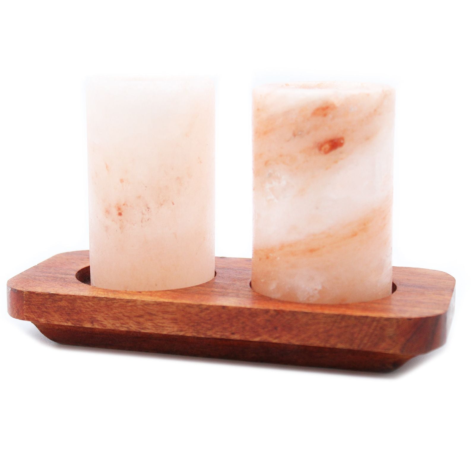 Zwei Shotgläser aus Himalaya-Salz auf einem Holzständer.