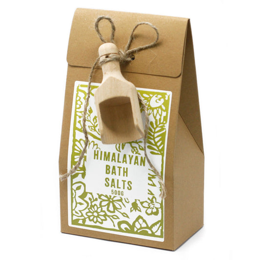 Braune Pappverpackung mit Himalaya-Badesalz und Holzlöffel.