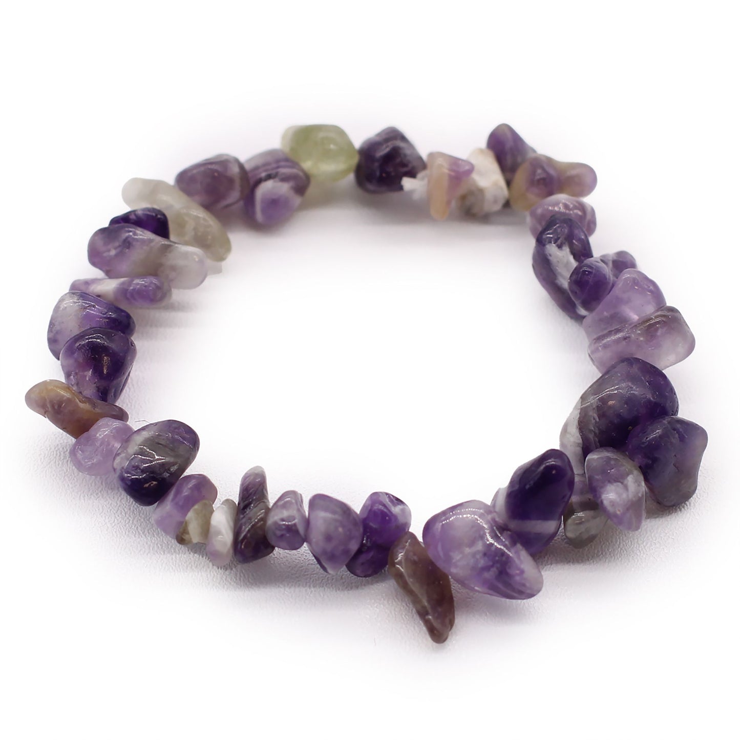 Armband aus geschliffenen Amethyst-Steinen in verschiedenen Lila-Tönen.