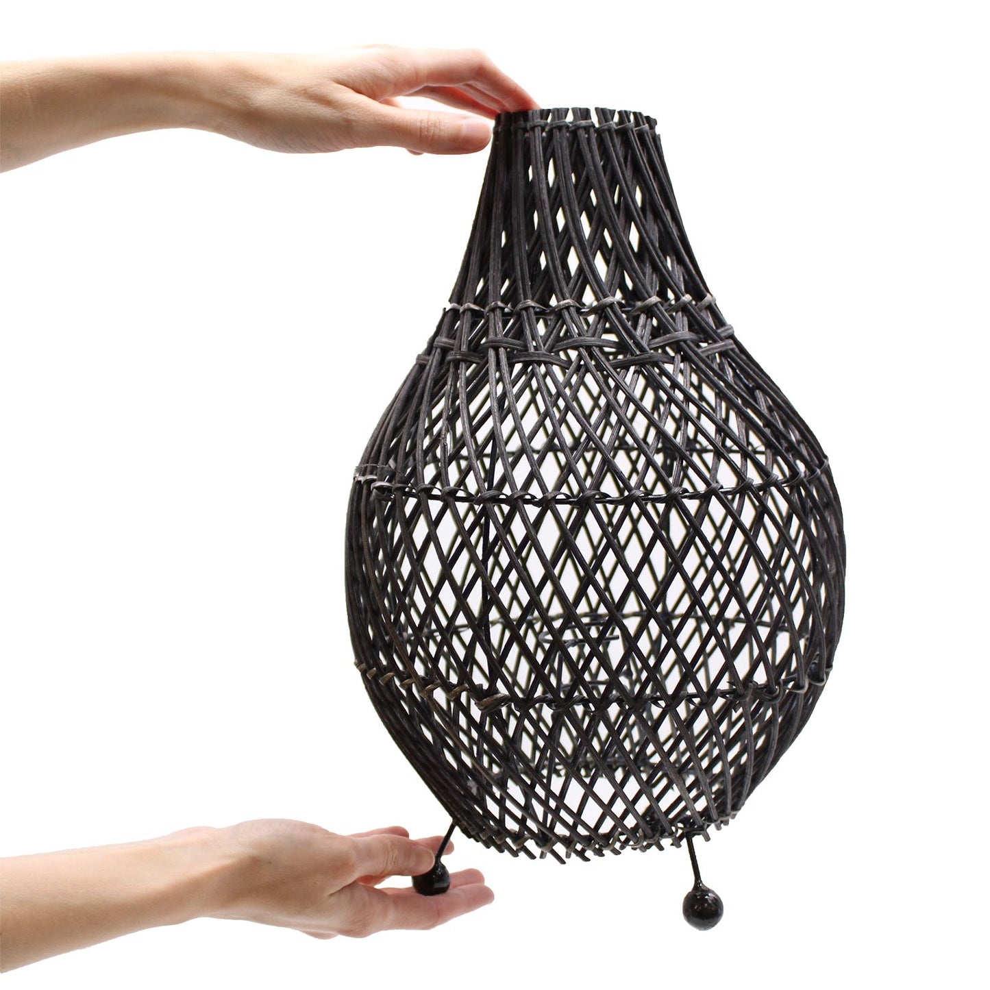 Handgefertigte, dunkle Rattan-Tischlampe mit kugelförmigem Fuß.