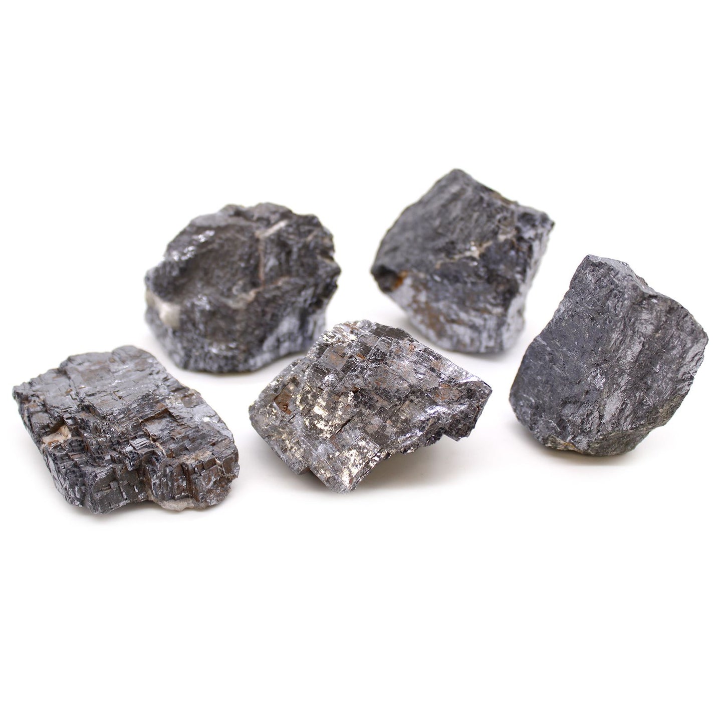 Fünf rohe Galena-Mineralien mit metallischem Glanz auf weißem Hintergrund.