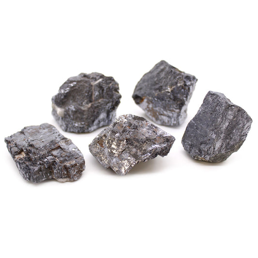 Fünf rohe Galena-Mineralien mit metallischem Glanz auf weißem Hintergrund.