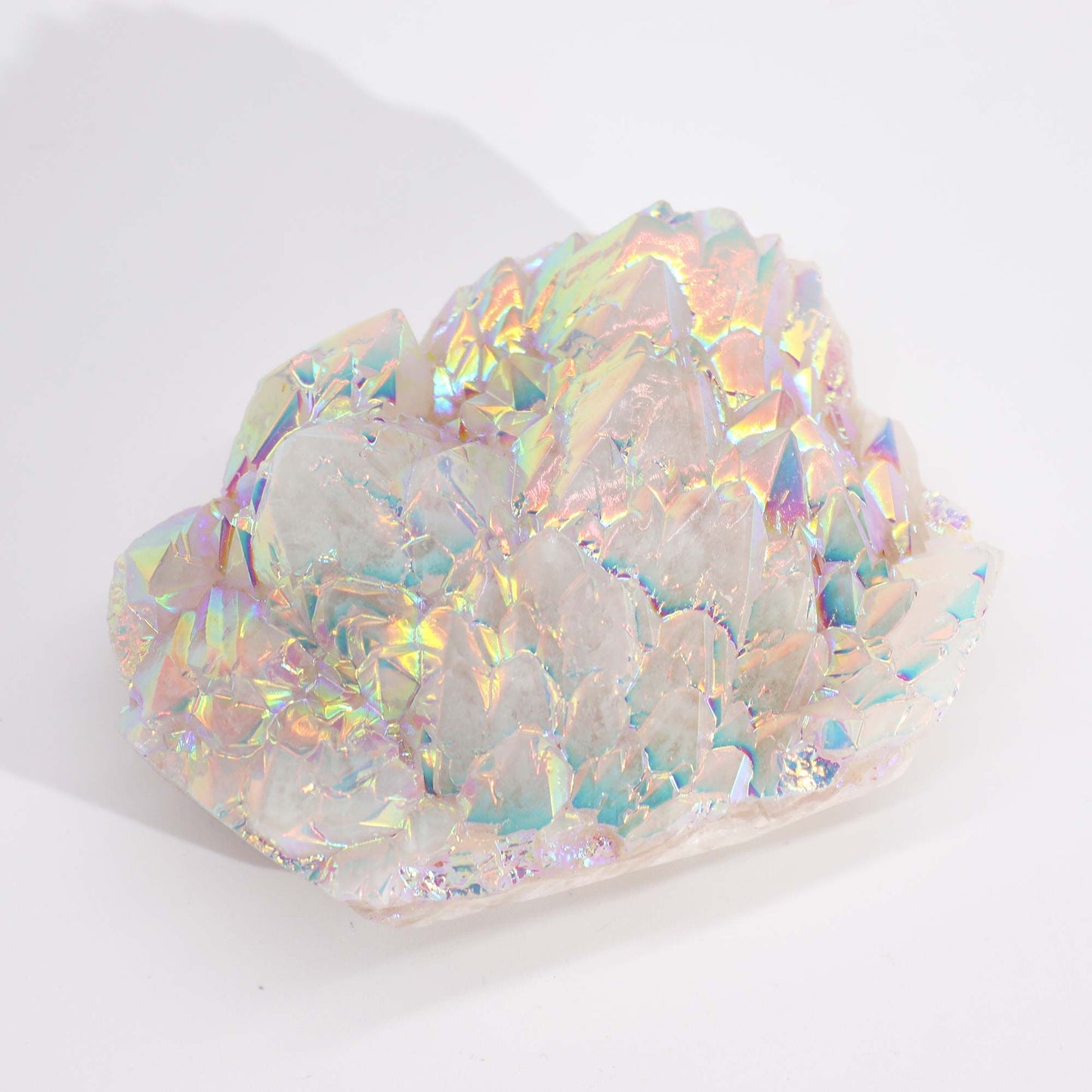 Großer Angel-Aura-Quarz-Cluster mit schillernden Regenbogenfarben.