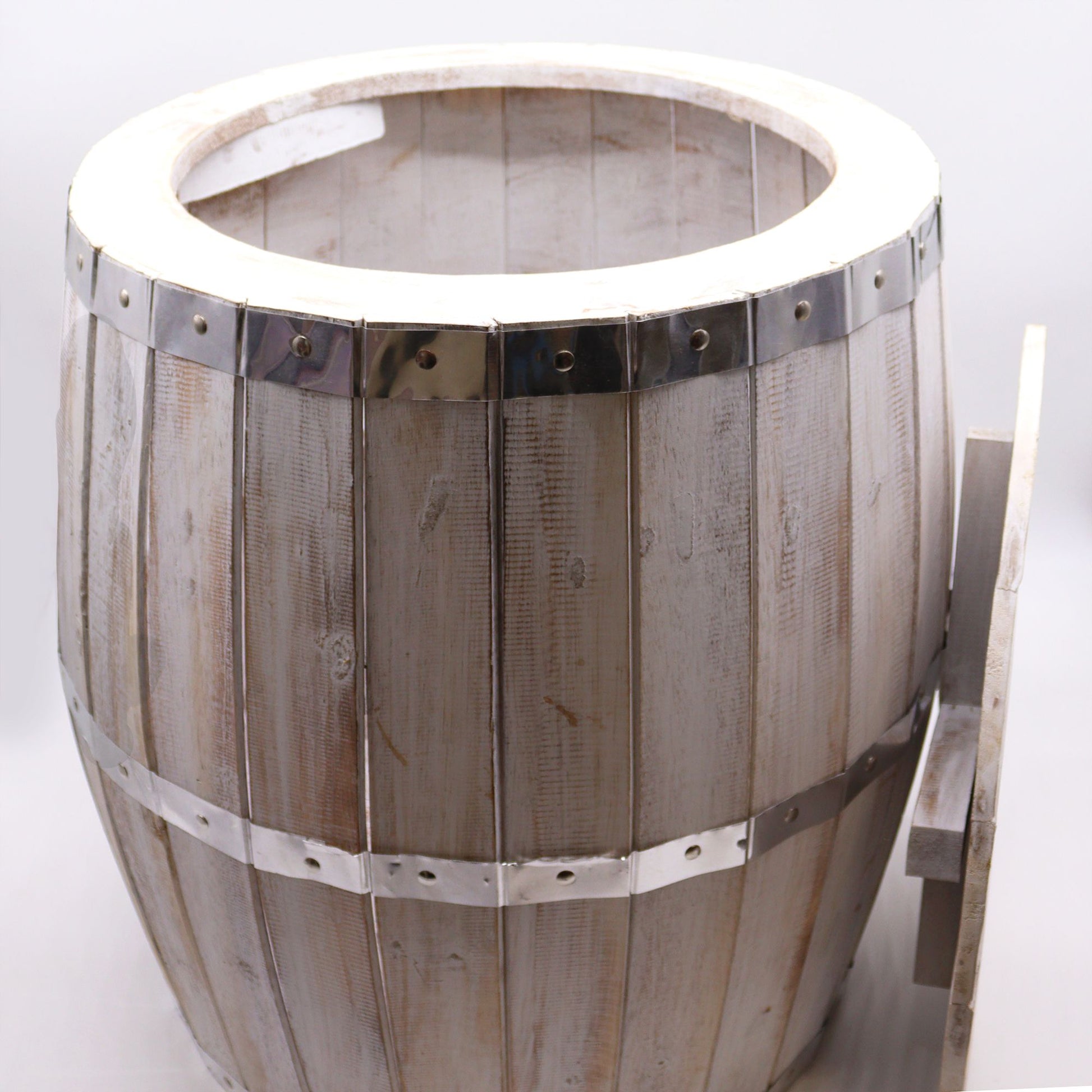 Bierfass-Tisch mit Whitewash-Finish und Metallakzenten.
