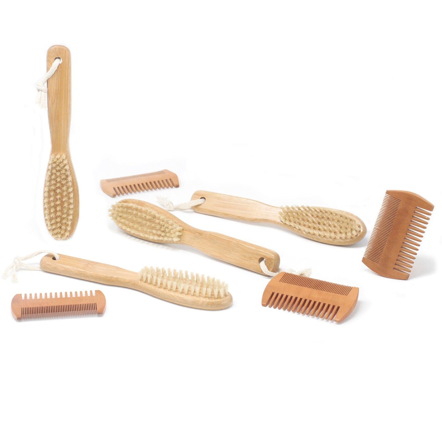 Mehrere hölzerne Bartbürsten und Kämme mit verschiedenen Zahnungen.
