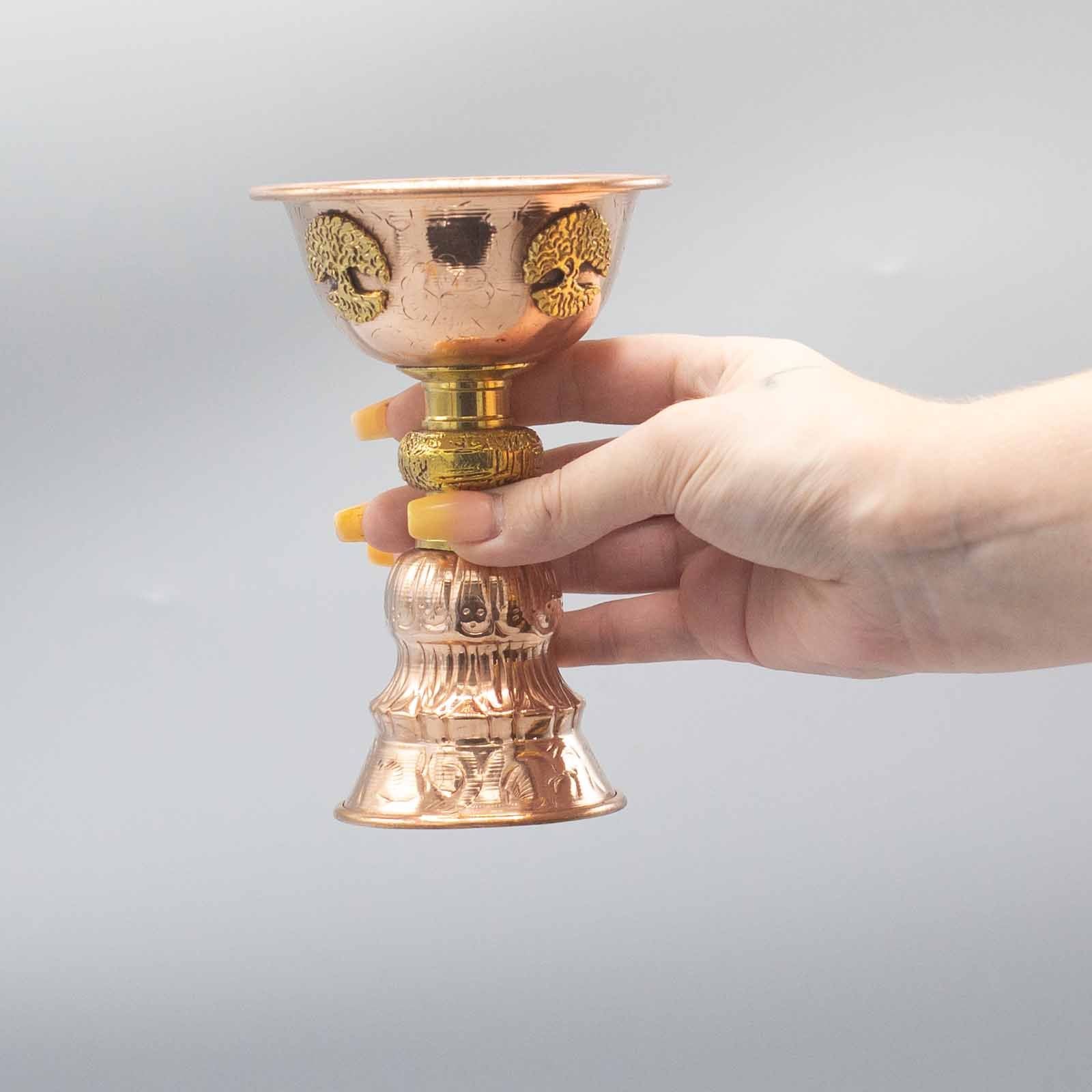 Kupferner Ritualkelch mit Lebensbaum-Motiv und goldenen Akzenten.