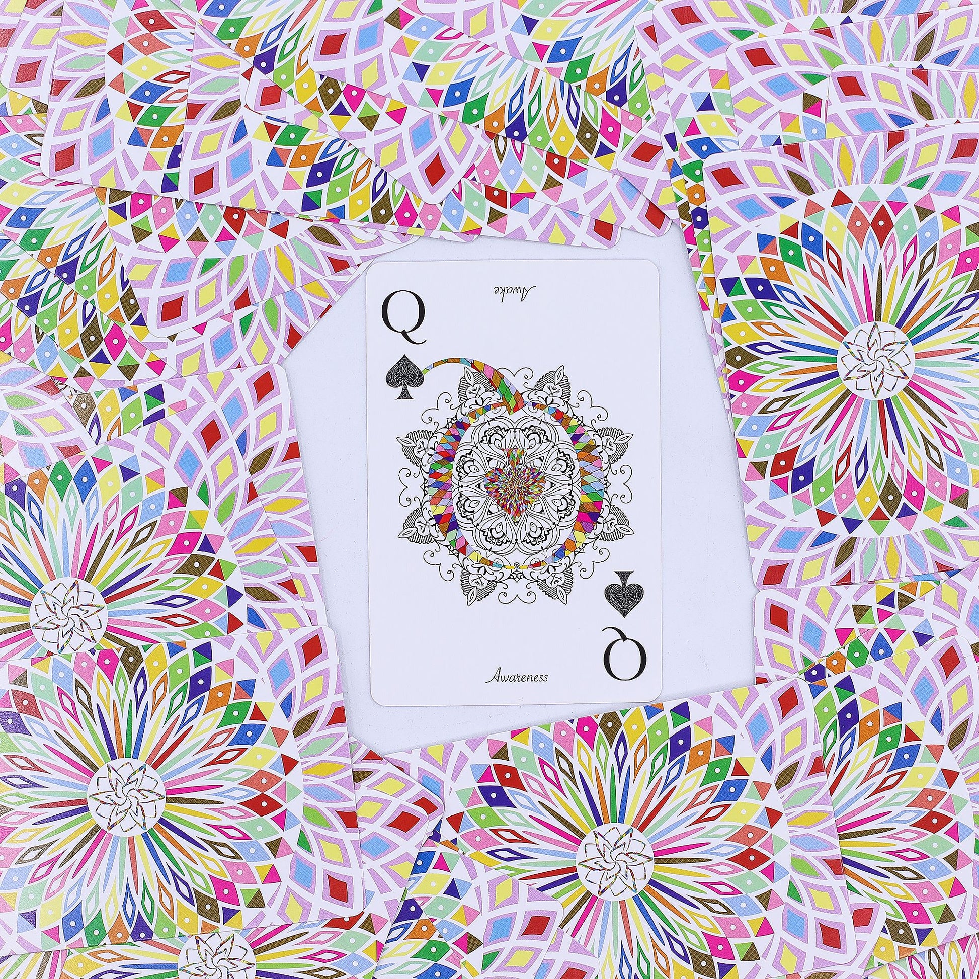 Ein Kartendeck mit 54 Karten, das Spiel und Orakel mit Mandalas und Mustern vereint.