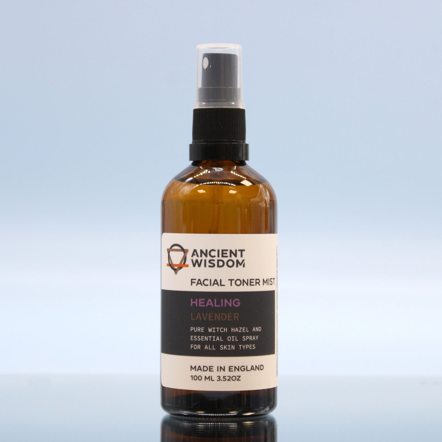 Gesichtstoner mit Hamamelis und Lavendel in einer braunen Sprühflasche.