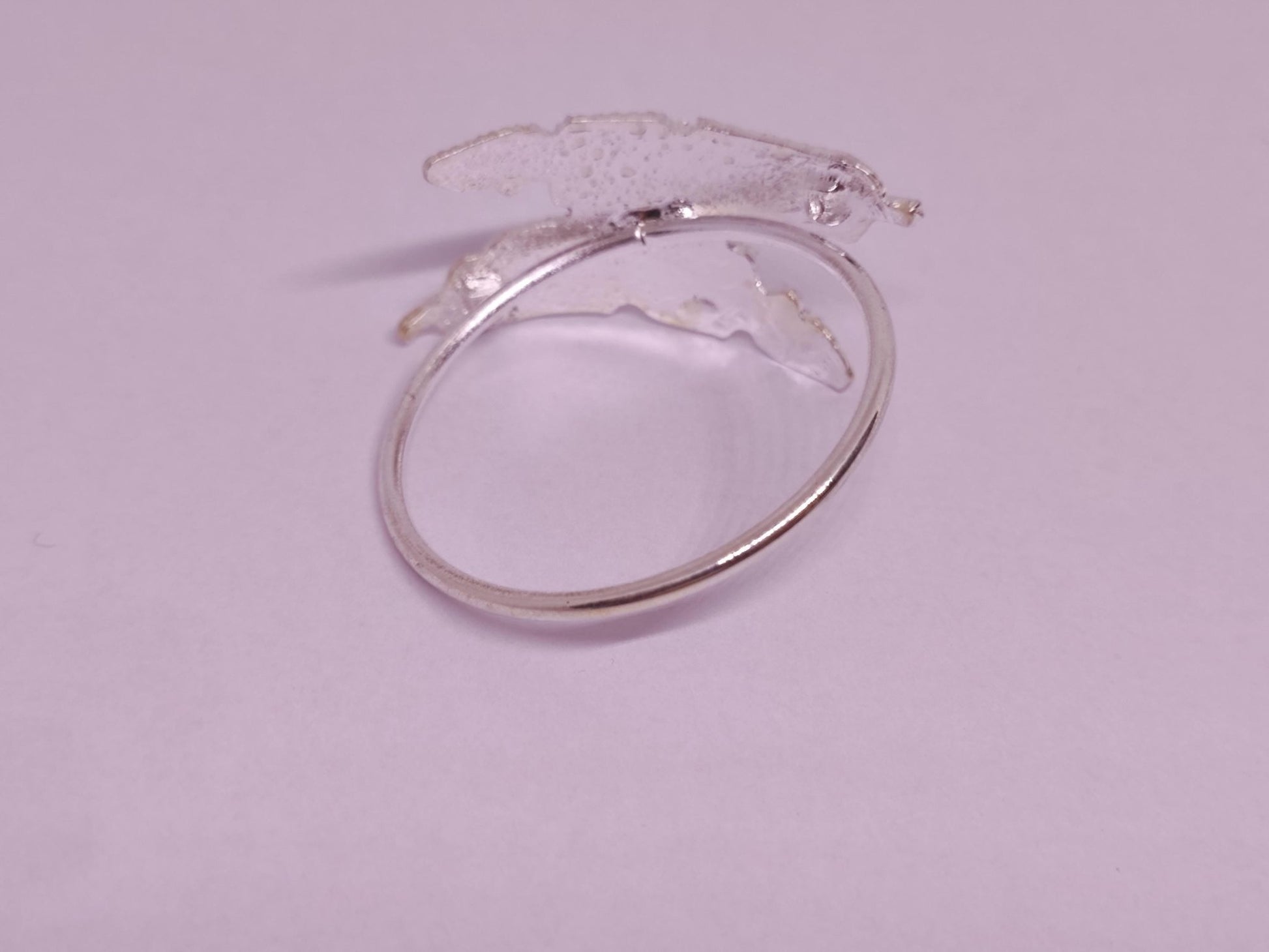 Silberner Feder-Dreadring mit 3,8 cm Innendurchmesser.
