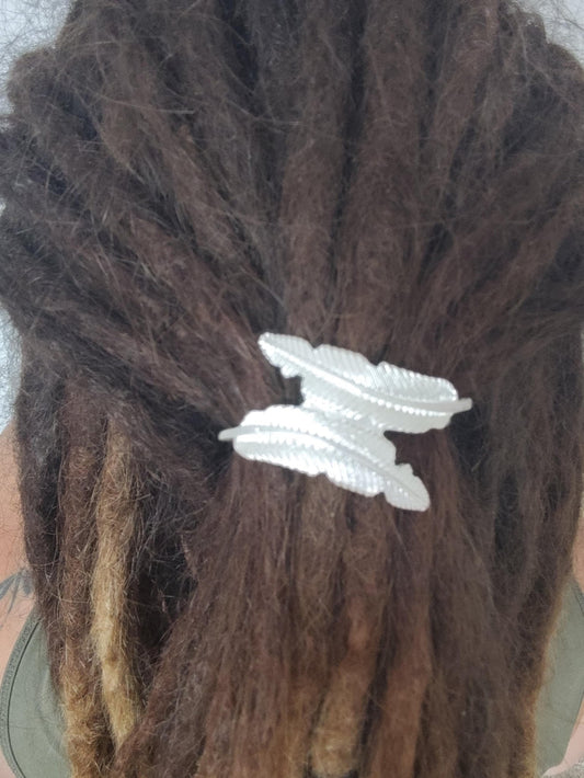 Silberne Feder-Dreadhalter mit 3,8 cm Innendurchmesser.