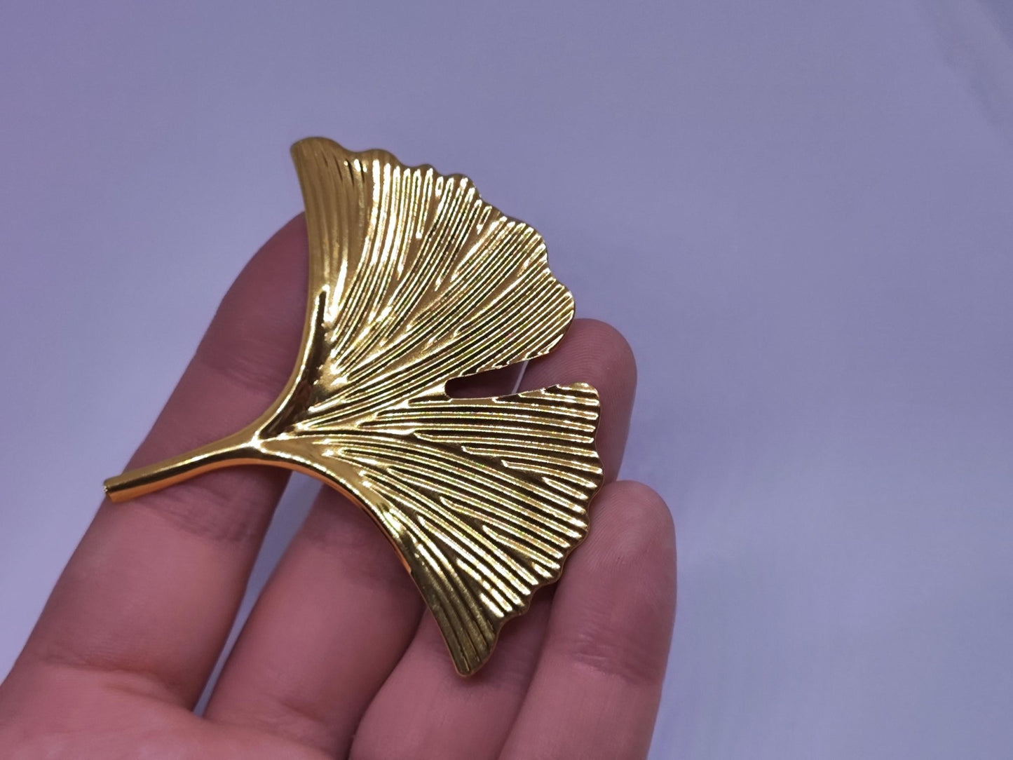Goldener Ginkgoblatt-Dreadhalter mit feinen Linien.