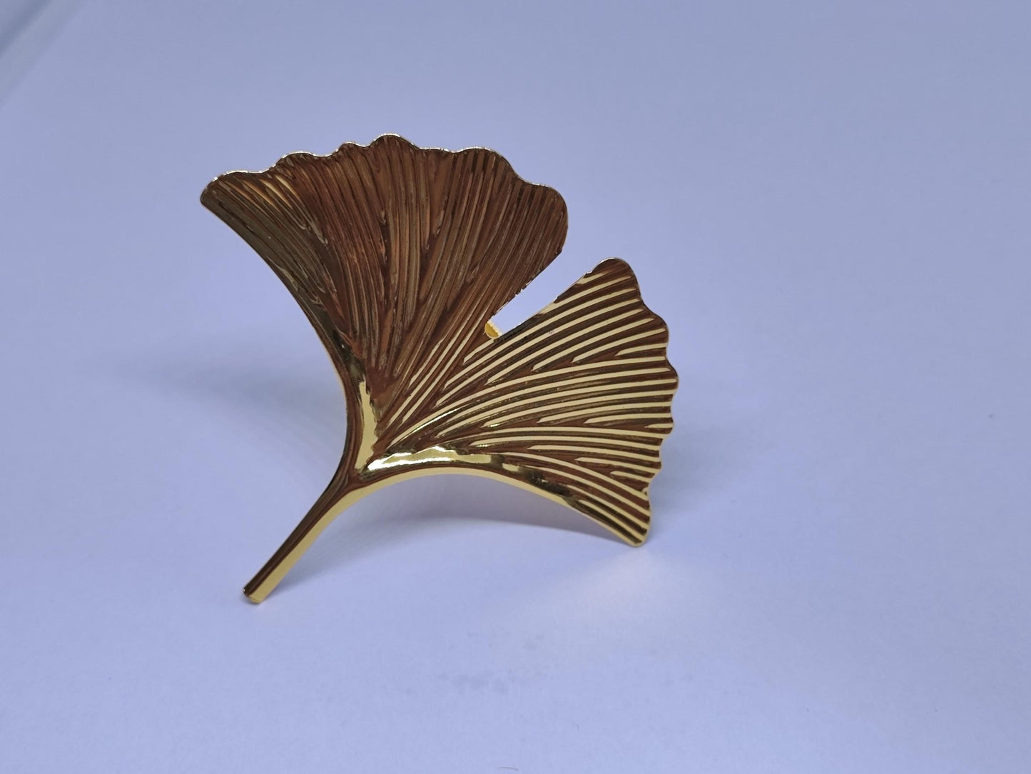 Goldener Ginkgoblatt-Dreadring mit feinen Linien.
