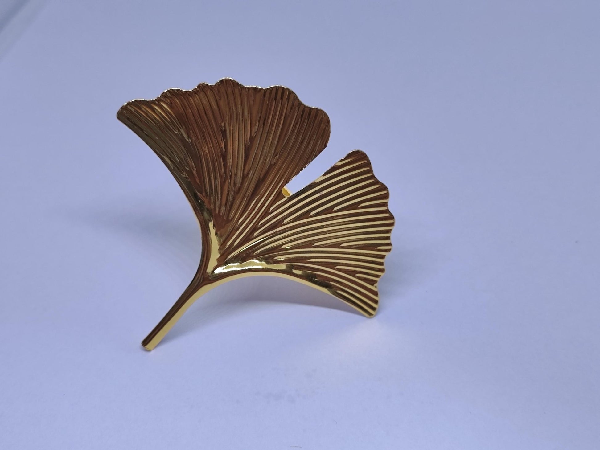 Goldener Ginkgoblatt-Dreadring mit feinen Linien.