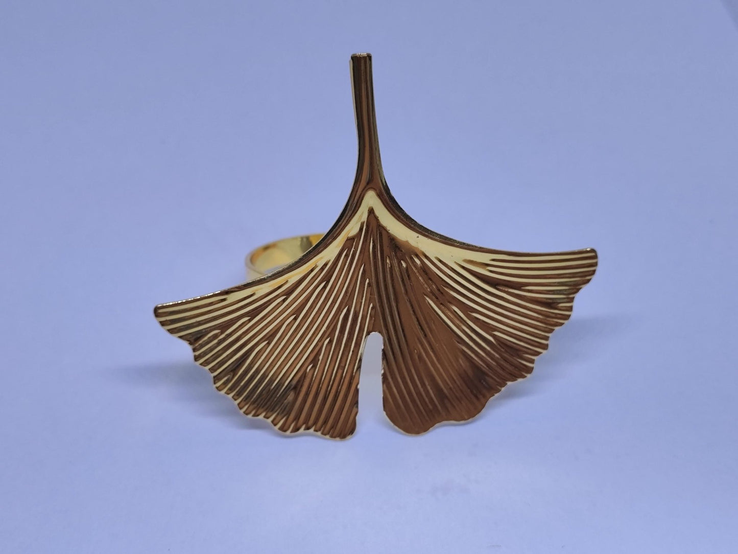Goldener Dreadring in Form eines Ginkgoblattes.