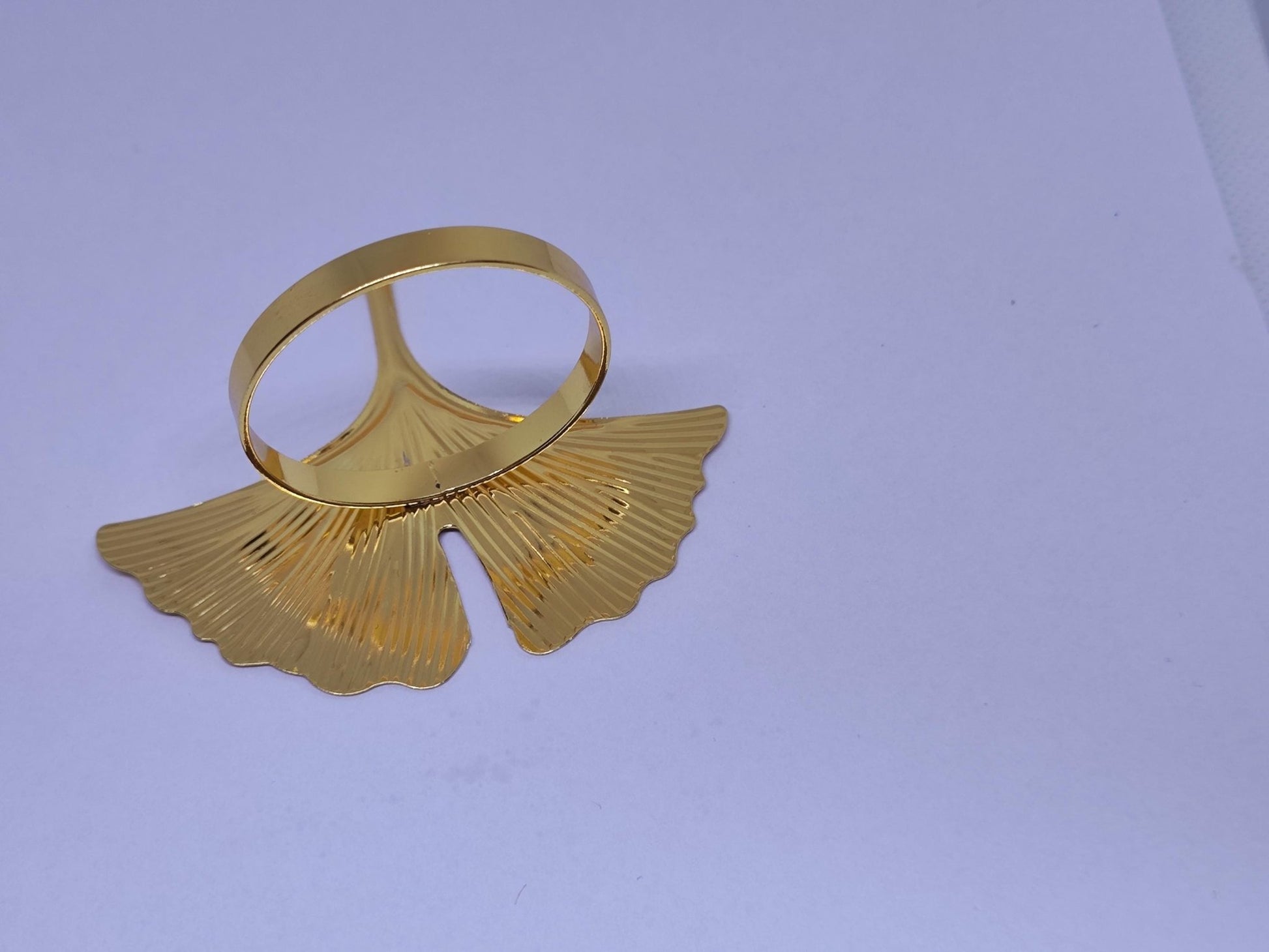 Goldener Dreadring in Ginkgoblatt-Form.