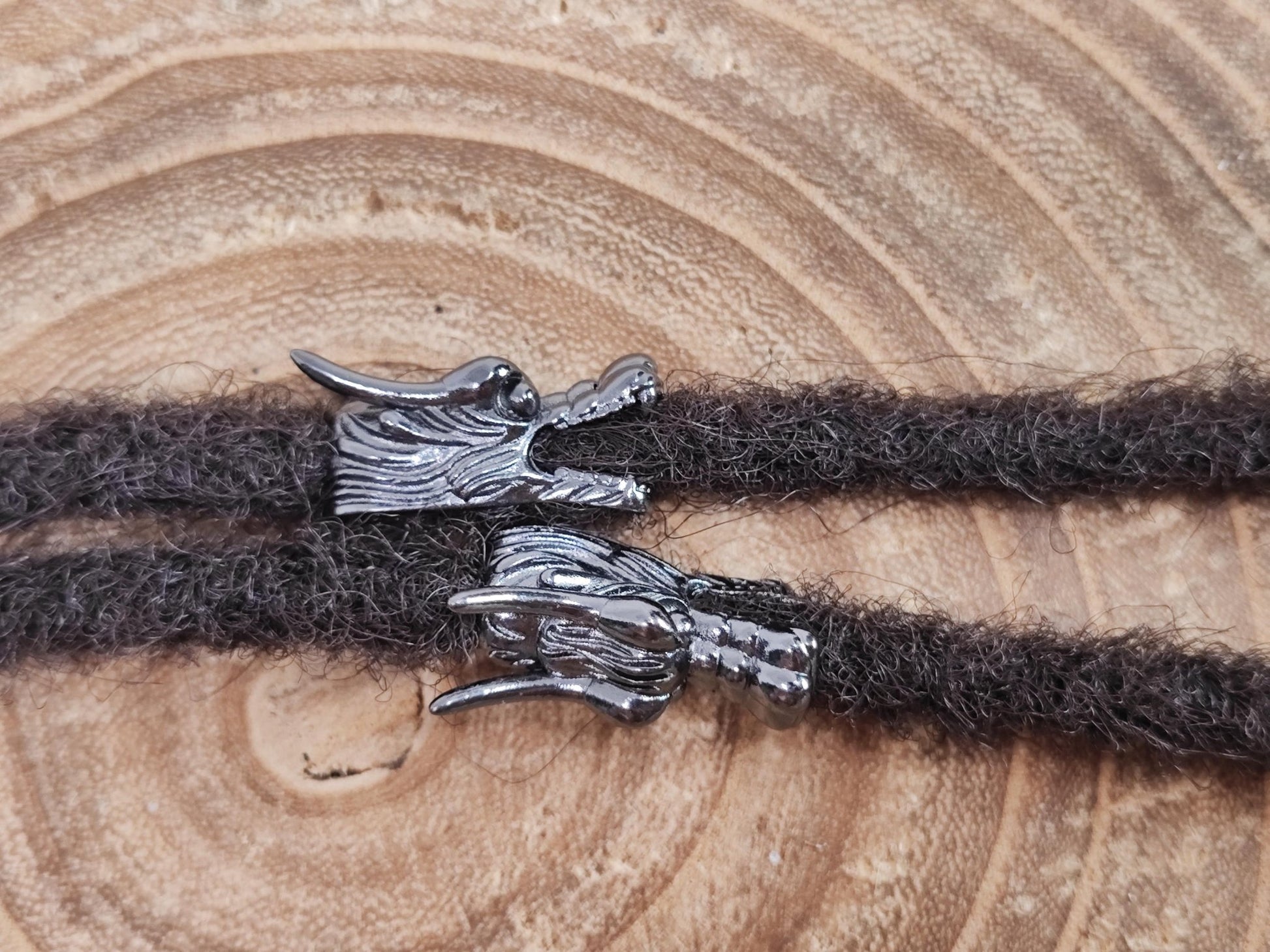 Dreadperle oder Bartperle mit Drachenkopf Motiv.