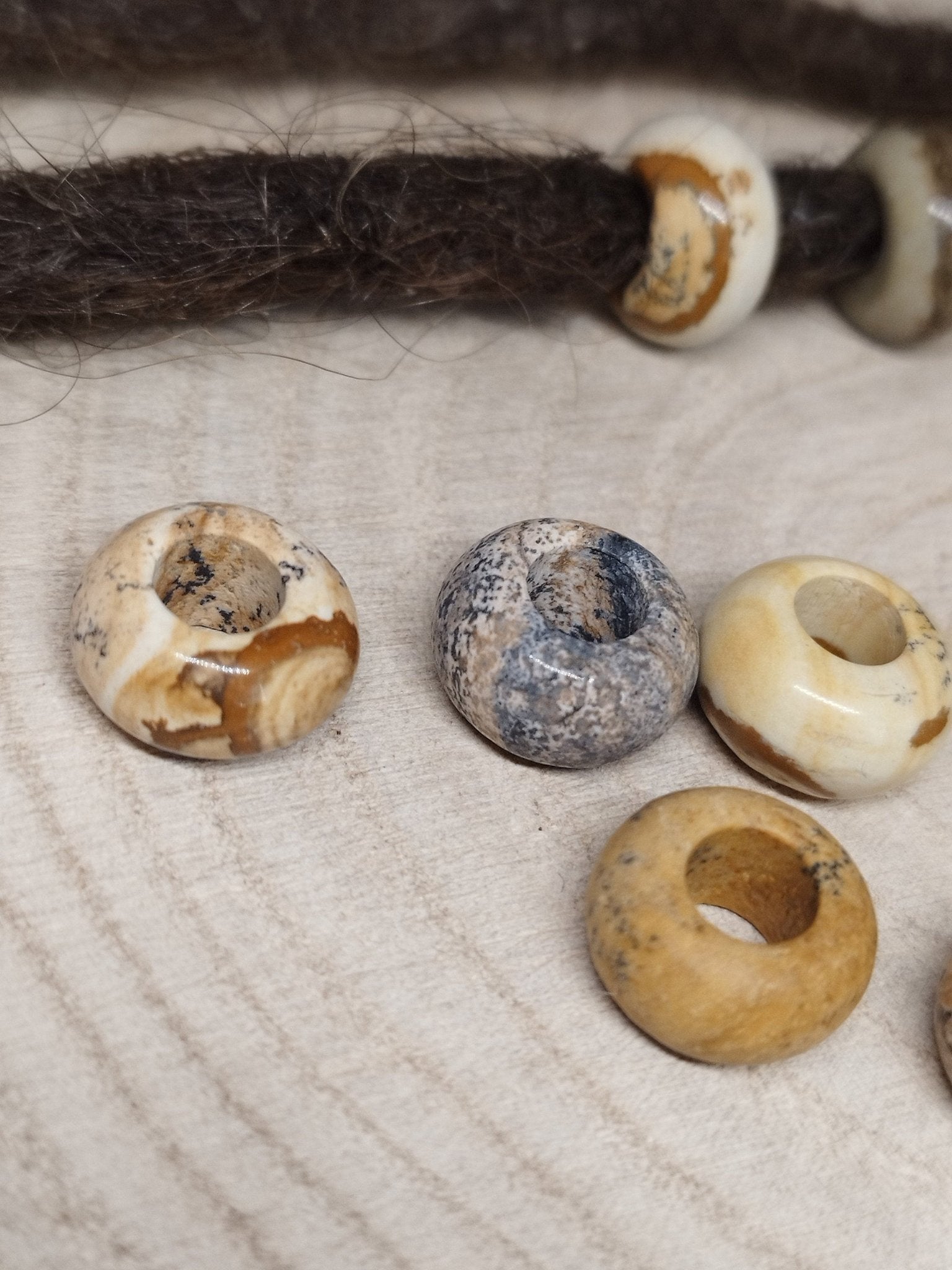 Dreadperle aus Bilderjaspis mit Loch.