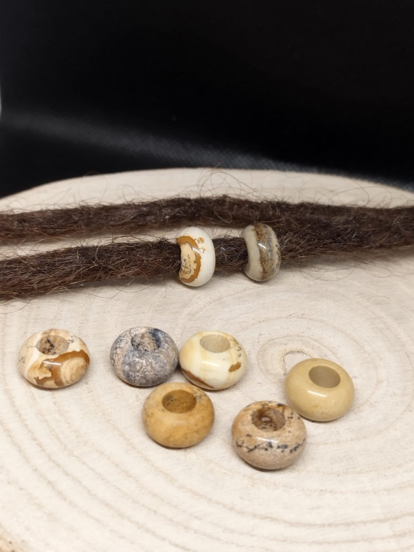 Dreadperle aus Bilderjaspis mit Loch für Dreadlocks.