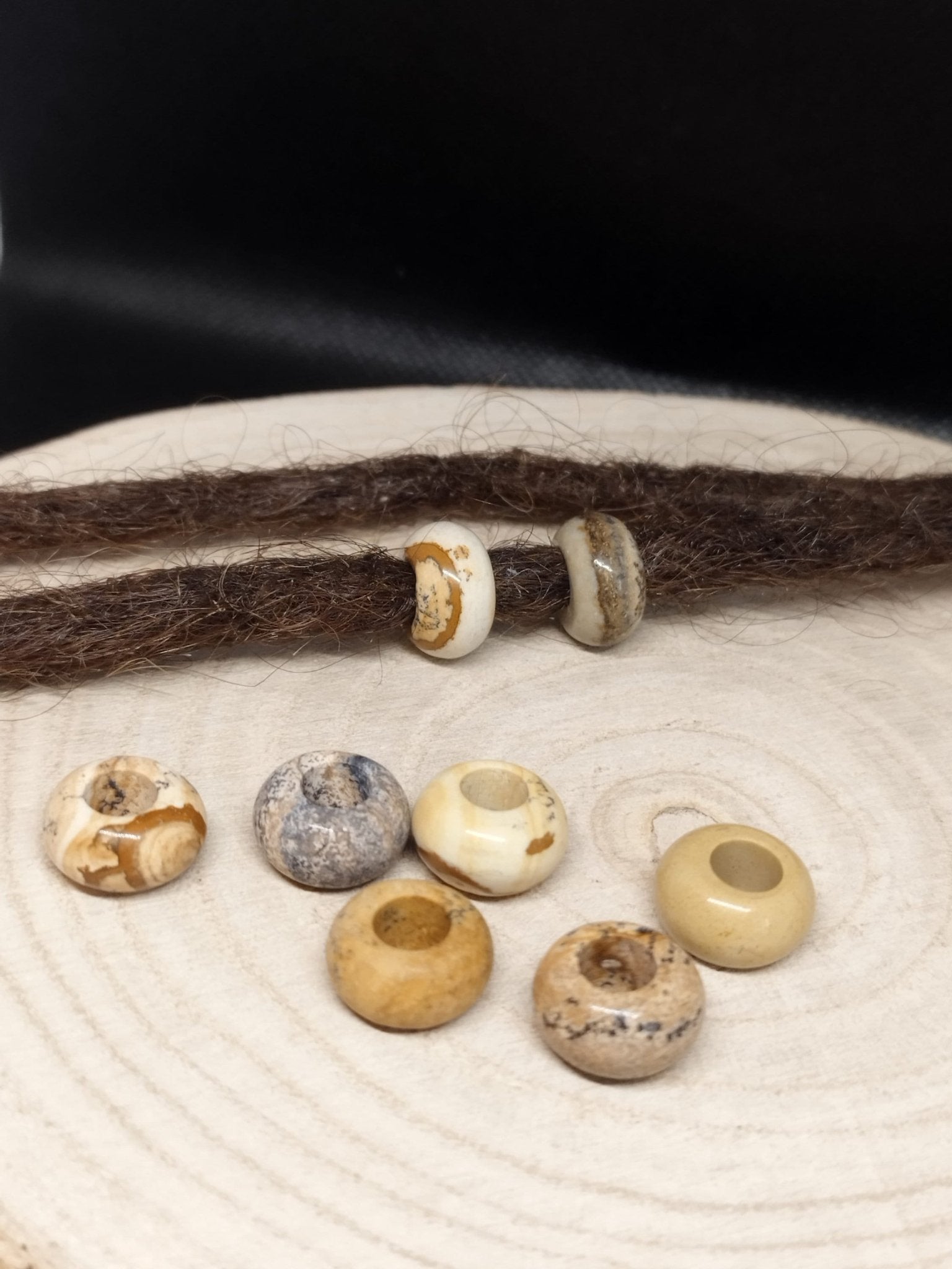 Dreadperle aus Bilderjaspis mit Loch für Dreadlocks.