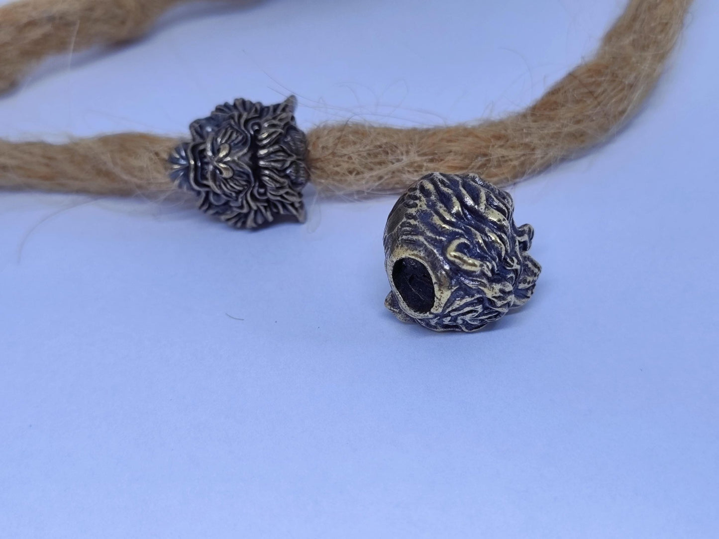 Messing Löwenkopf Dread- und Bartperlen mit 6mm Lochdurchmesser.