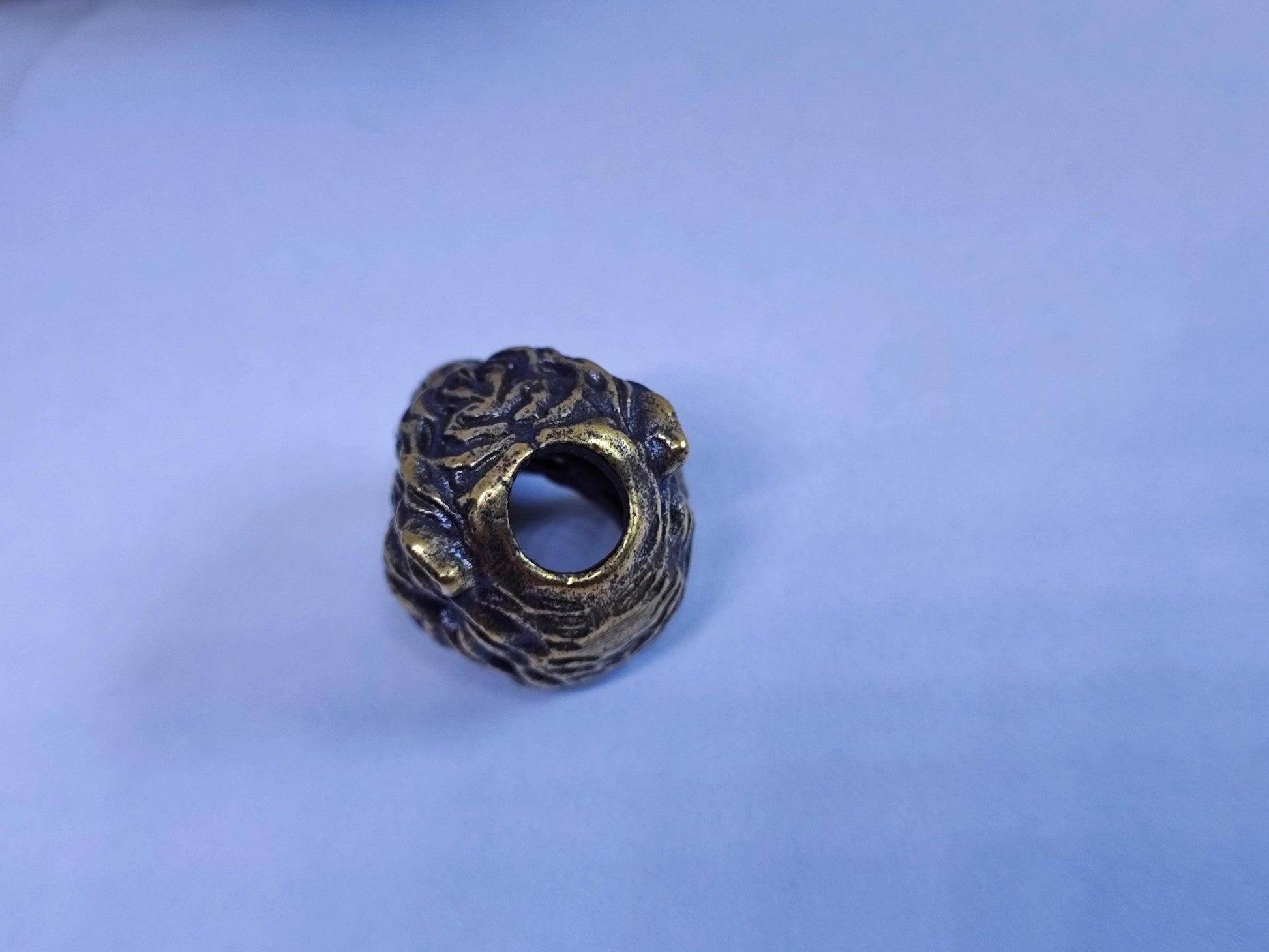 Messingperle mit Löwenkopf Motiv und 6mm Lochdurchmesser