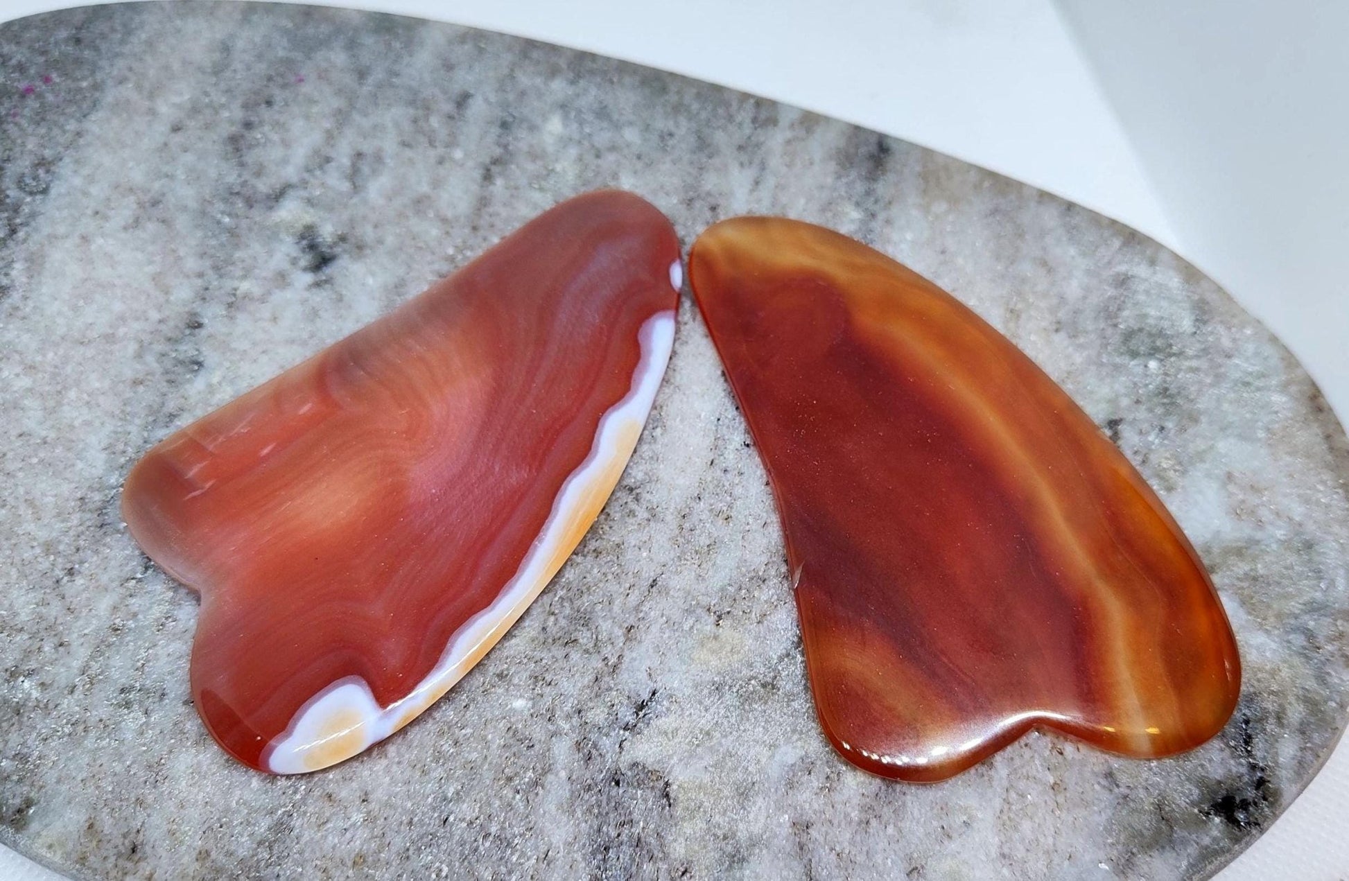 Extragroßer Gua Sha aus Karneol für Gesichtsmassagen und Selfcare - Flow of Passion