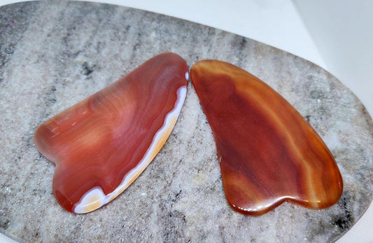 Extragroßer Gua Sha aus Karneol für Gesichtsmassagen und Selfcare - Flow of Passion