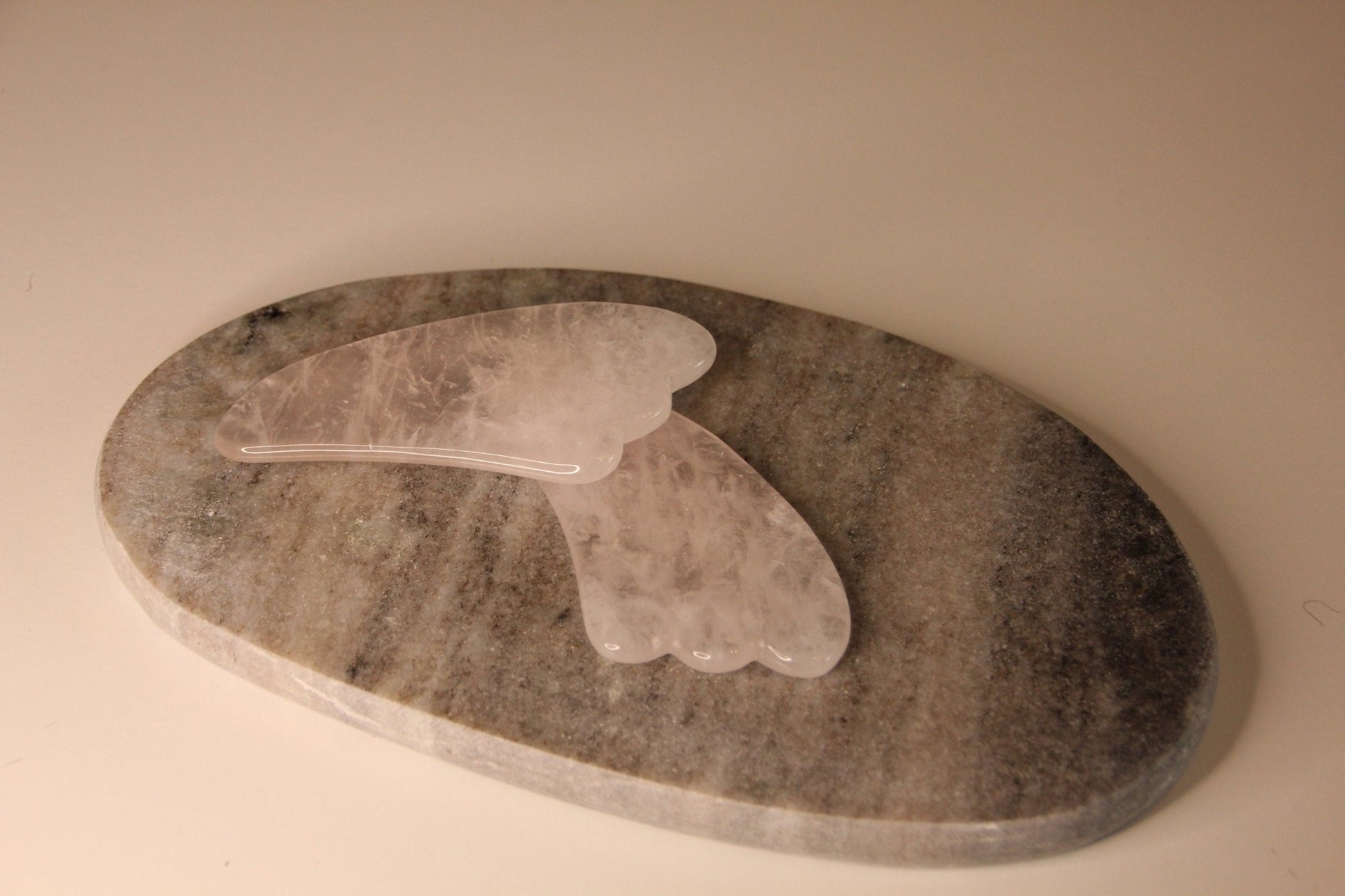Extragroßer Gua Sha aus Rosenquarz für Gesichtsmassagen und Selfcare - Flow of Passion