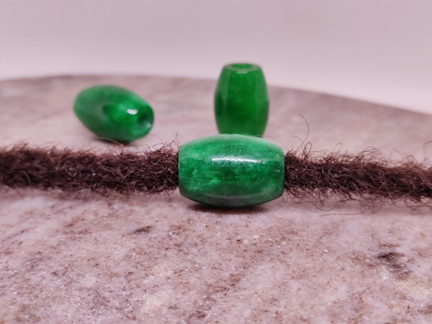Große burmesische Jade-Dreadperlen mit ovaler Form.